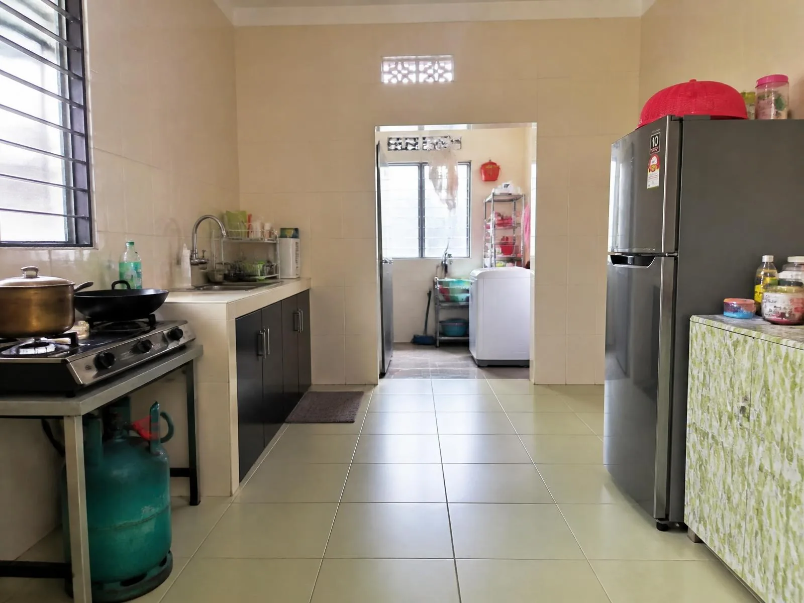 Ruang dapur berkongsi di penginapan pekerja